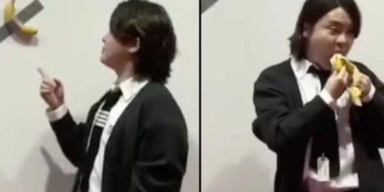 Estudante de arte come banana colada na parede avaliada em R$ 600 mil ‘porque simplesmente ele estava com fome’.