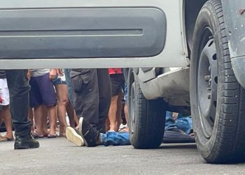 O corpo de um homem identificado Allison Diego da Silva, de 30 anos, foi encontrado morto no banco de trás de um carro abandonado.