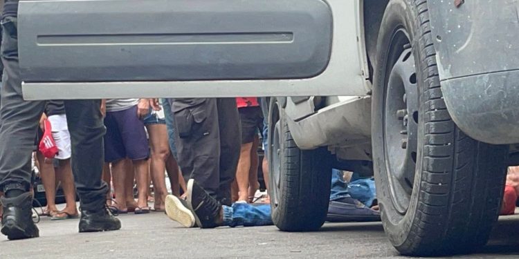 O corpo de um homem identificado Allison Diego da Silva, de 30 anos, foi encontrado morto no banco de trás de um carro abandonado.