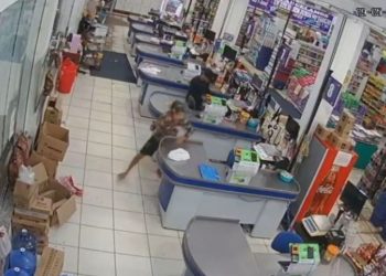 Na noite de terça-feira (9), assaltantes tocaram o terror em um supermercado na rua Yanomami, bairro Novo Israel, zona norte de Manaus.