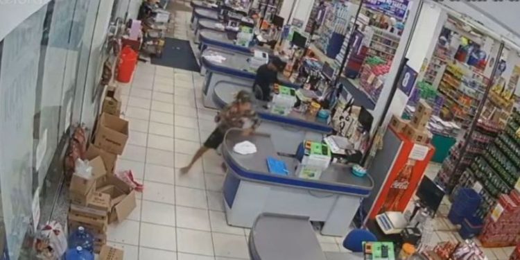 Na noite de terça-feira (9), assaltantes tocaram o terror em um supermercado na rua Yanomami, bairro Novo Israel, zona norte de Manaus.