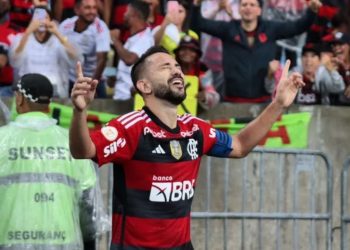 Com quase 45 mil torcedores presentes no Maracanã, o Flamengo fez as pazes com a vitória ao bater o Goiás por 2 a 0 nesta quarta-feira