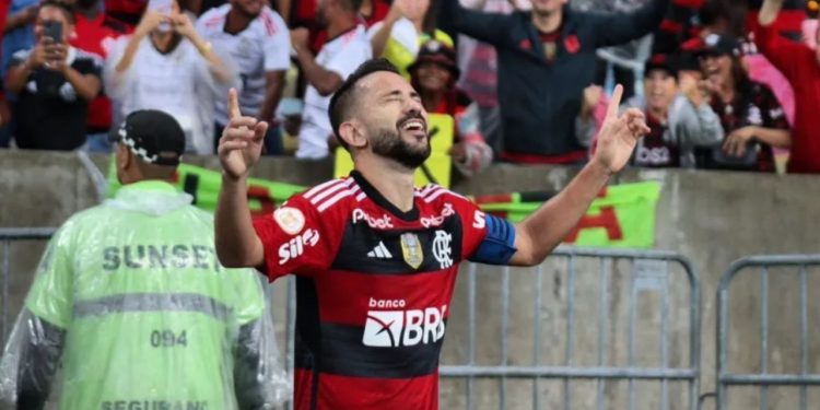 Com quase 45 mil torcedores presentes no Maracanã, o Flamengo fez as pazes com a vitória ao bater o Goiás por 2 a 0 nesta quarta-feira