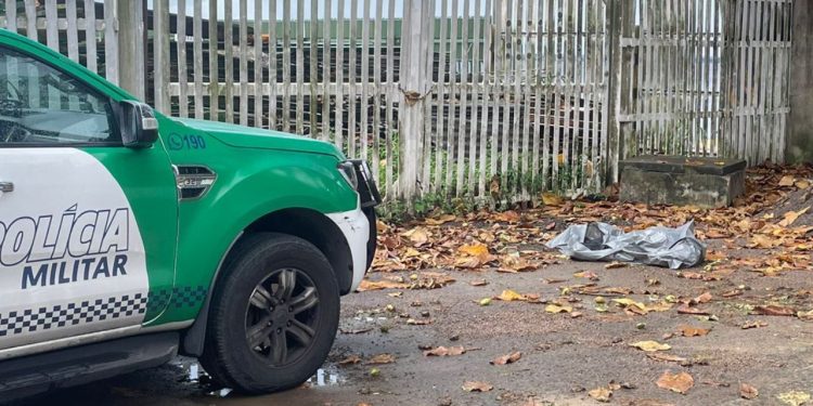 Um corpo foi encontrado em estado avançado de decomposição após a forte chuva que atingiu Manaus nesta segunda-feira (1º).