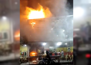 Vídeo: Lanchonete entra em chamas e assusta Novo Israel