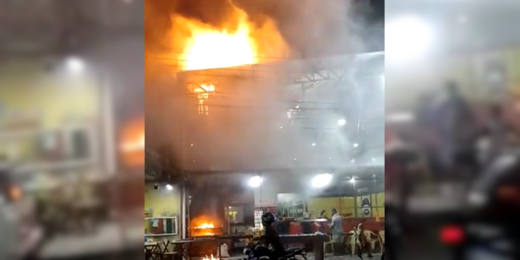 Vídeo: Lanchonete entra em chamas e assusta Novo Israel