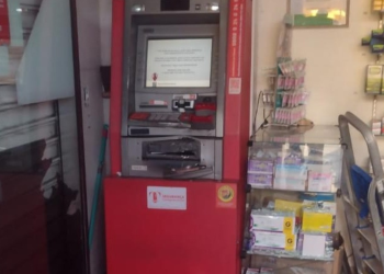 Uma drogaria foi invadida por criminosos que tentaram explodir o caixa eletrônico. O caso ocorreu na madrugada desta quarta. Drogaria é