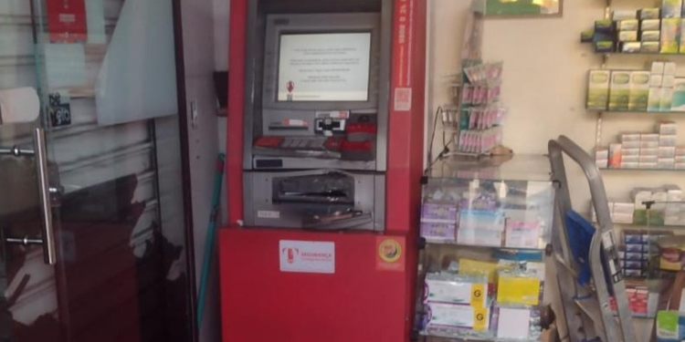 Uma drogaria foi invadida por criminosos que tentaram explodir o caixa eletrônico. O caso ocorreu na madrugada desta quarta. Drogaria é