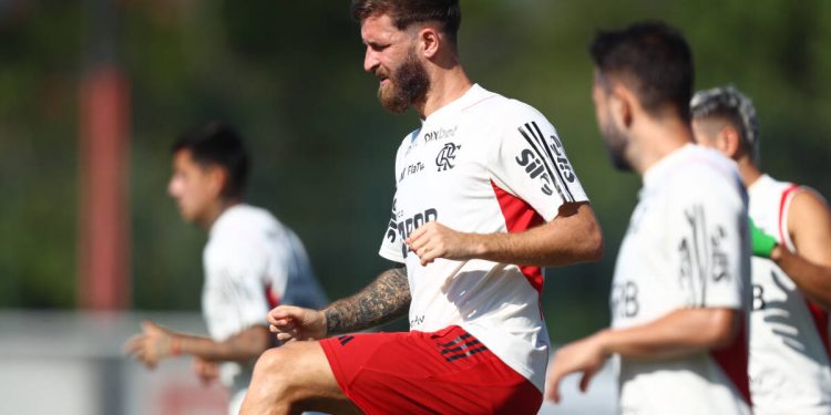 Flamengo realiza último treino antes de viajar para a Argentina