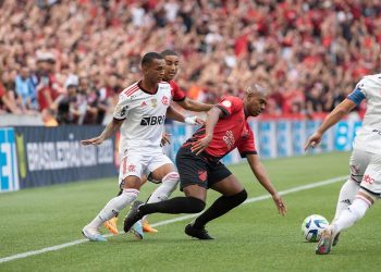 Furacão vence Flamengo de virada