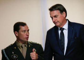 Ex-assessor de Jair Bolsonaro é preso em operação da PF