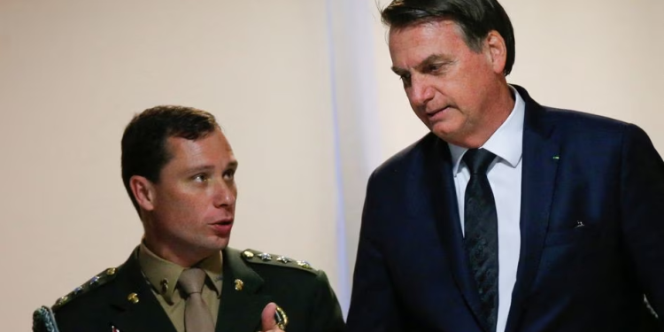 Ex-assessor de Jair Bolsonaro é preso em operação da PF