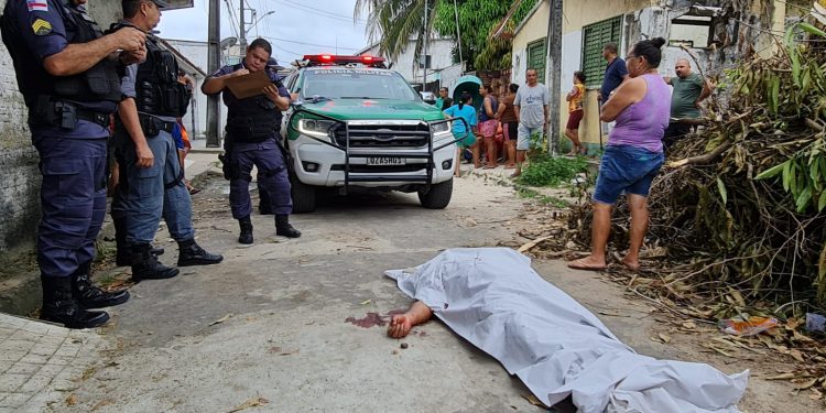 Um homem identificado por Erick Rodrigues da Silveira, 27, foi morto com quatro tiros, na manhã desta sexta-feira. Apos deixar.