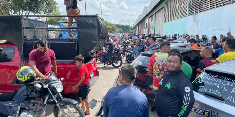 Motoristas e entregadores de aplicativos decidiram parar suas atividades e realizam uma greve nesta segunda-feira (15). Motoristas e.