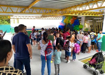 Prefeito entrega três escolas totalmente reformadas na zona Oeste