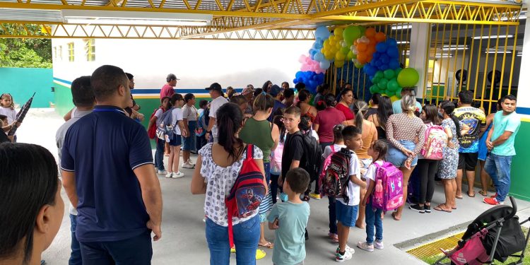 Prefeito entrega três escolas totalmente reformadas na zona Oeste
