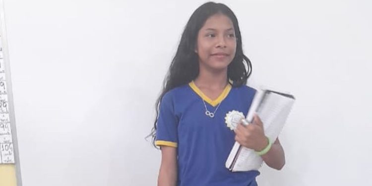 Uma adolescente morreu afogada após supostamente 'gazetar' aula para ir tomar banho no rio, no município de Parintins, interior do Amazonas.