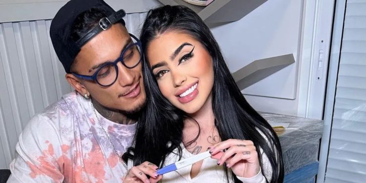 MC Mirella, de 24 anos de idade, confirmou a gravidez de seu primeiro bebê com o cantor e dançarino Dynho Alves, de 27 anos.