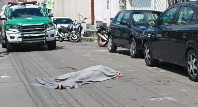 Na tarde desta quarta-feira (3), um homem identificado como Leone da Silva Maciel, de 28 anos, foi morto a tiros na Rua Comendador JG Araújo, bairro Santo Antônio, zona oeste de Manaus.