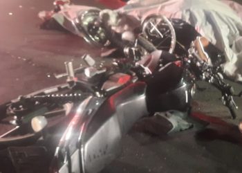 Na noite desta quinta-feira (10), um casal não identificado morreu em um acidente entre motos na Avenida Campos Salles, no bairro Santa Etelvina, zona norte de Manaus.