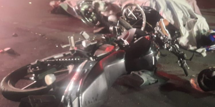 Na noite desta quinta-feira (10), um casal não identificado morreu em um acidente entre motos na Avenida Campos Salles, no bairro Santa Etelvina, zona norte de Manaus.