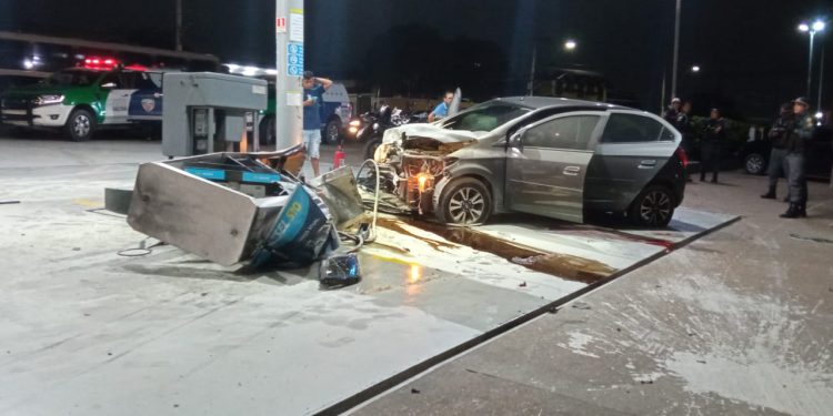 Uma perseguição policial terminou com um assaltante morto e dois feridos, na noite de quinta-feira (11), na Avenida. Assaltantes colidem.