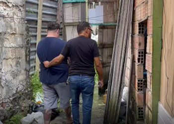 Suspeito de espancar a esposa de 23 anos, na frente do filho de apenas 6 anos, Lindomar de Castro Ribeiro, 40. Polícia prende.