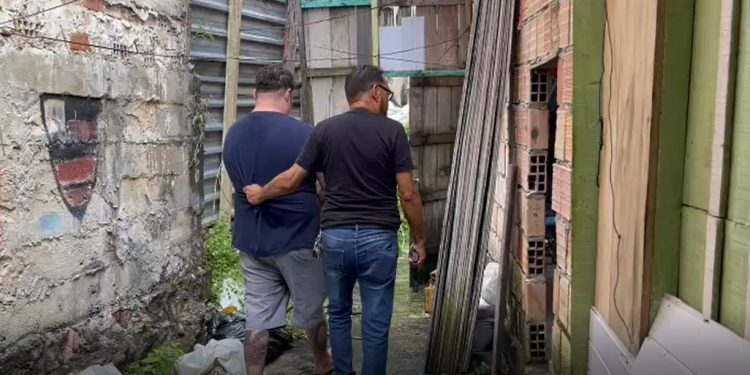 Suspeito de espancar a esposa de 23 anos, na frente do filho de apenas 6 anos, Lindomar de Castro Ribeiro, 40. Polícia prende.