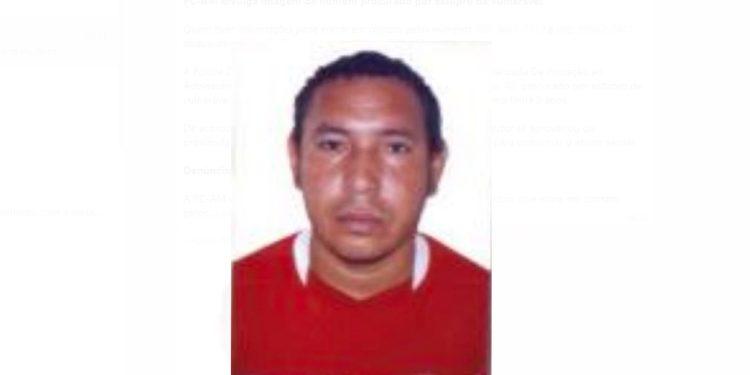 A Polícia Civil do Amazonas (PC-AM), por meio da Delegacia Especializada De Proteção ao Adolescente (Depca), divulga a imagem de Manoel Moreira de Brito, 42, procurado por estupro de vulnerável contra seu vizinho. Os abusos começaram quando a vítima tinha 9 anos. Polícia caça
