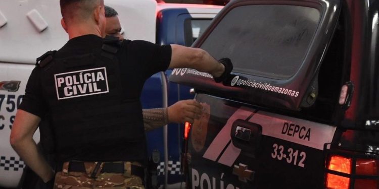 Mãe flagra padrasto estuprando filha de 10 anos na cama do casal. O aliciador foi detido pela família da vítima e chegou a ser agredido