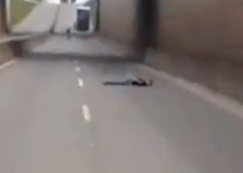 VÍDEO: Tentando fugir da PM, suspeito de estelionato pula algemado de viaduto