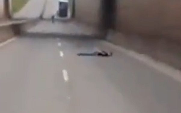 VÍDEO: Tentando fugir da PM, suspeito de estelionato pula algemado de viaduto