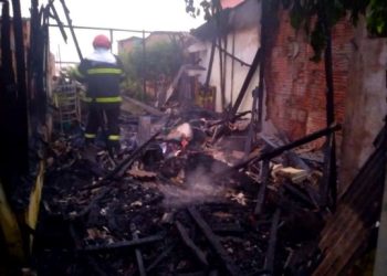Incêndio destrói casa de madeira no AM
