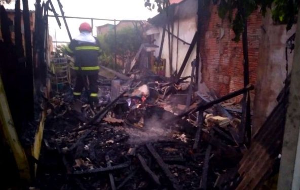 Incêndio destrói casa de madeira no AM