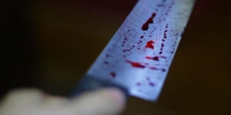 Um homem levou mais de 50 golpes de faca pelo corpo após tentar ficar com a esposa do amigo em Presidente Figueiredo. No Amazonas.