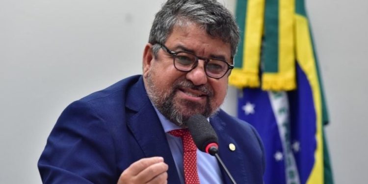 Vice-presidente do PT critica operação contra Bolsonaro: ‘Parem de espetáculo’