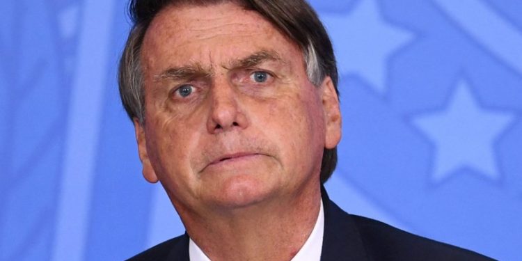 Uma advogada transferiu R$ 3,5 mil por engano para o ex-presidente Jair Bolsonaro (PL). Ela informou o ocorrido em um. Advogada transfere