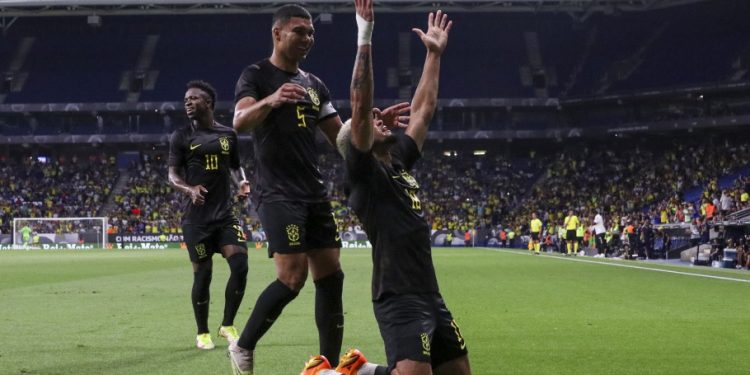 Brasil vence Guiné em jogo marcado por campanha antirracista
