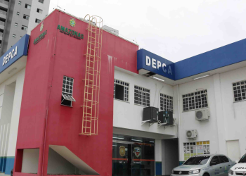 O mecânico Frank Falcão do Carmo, 43, foi preso após supostamente invadir uma casa e estuprar uma adolescente de 13 anos. Mecânico é