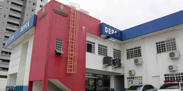 O mecânico Frank Falcão do Carmo, 43, foi preso após supostamente invadir uma casa e estuprar uma adolescente de 13 anos. Mecânico é