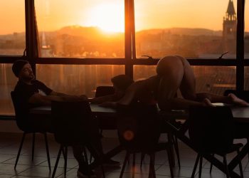 O cantor Belo exibiu o 'rabão' da esposa Gracyanne Barbosa nas suas redes sociais e pegou seus fãs de surpresa nesta segunda-feira (05)