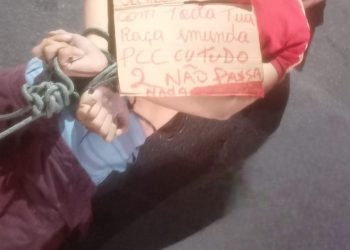 Corpo de jovem morto é jogado em rua do Jorge Teixeira com placa de facção