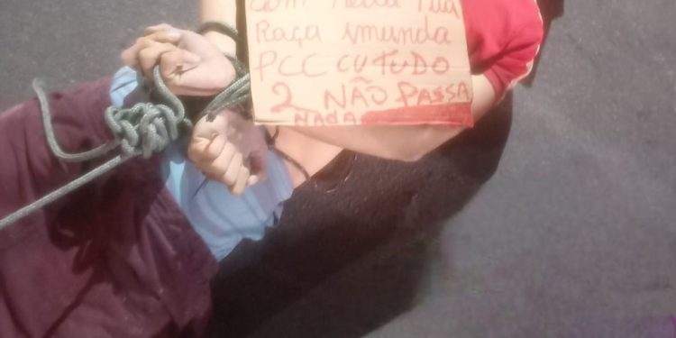 Corpo de jovem morto é jogado em rua do Jorge Teixeira com placa de facção