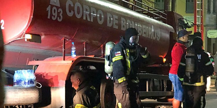 Um depósito de alimentos pegou fogo, por volta das 22h de quarta-feira (21), na rua Miranda Leão, no Centro de Manaus. Depósito de