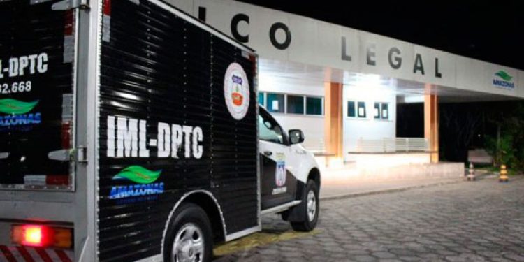 Motoqueiro passa por quebra-molas, se desequilibra e colide com poste no Jorge Teixeira