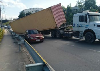 Um contêiner tombou e por pouco não esmagou um carro de passeio na manhã desta quarta-feira (21), na Avenida das Flores. Contêiner tomba