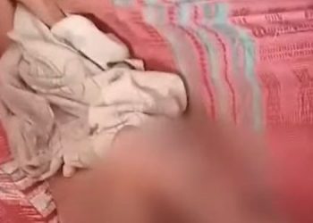 Três crianças, sendo uma deficiente desnutrida, foram abandonadas em uma casa pela própria mãe e resgatadas pela polícia. Criança deficiente