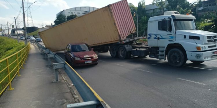 Um contêiner tombou e por pouco não esmagou um carro de passeio na manhã desta quarta-feira (21), na Avenida das Flores. Contêiner tomba