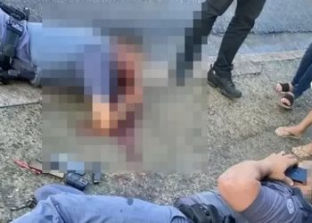 Dois soldados da Polícia Militar foram feridos a tiros, na manhã desta quinta-feira (1), após um criminoso desarmar um deles e atirar. Vídeo: