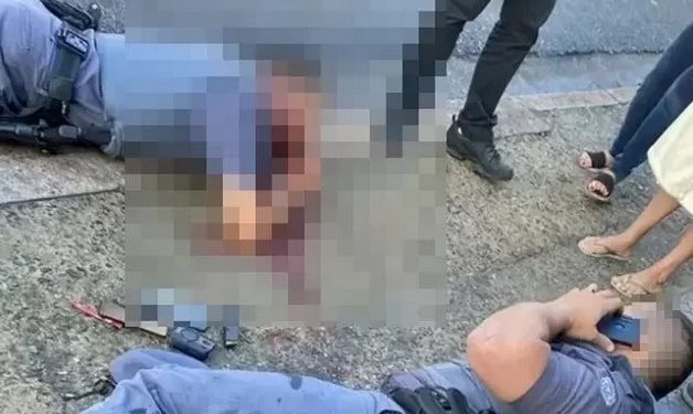 Dois soldados da Polícia Militar foram feridos a tiros, na manhã desta quinta-feira (1), após um criminoso desarmar um deles e atirar. Vídeo: